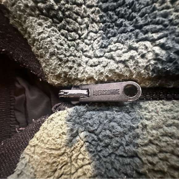 Abercrombie Kids Quilted Reversible Jacket - Black and Camouflage - Picture 8 of 10